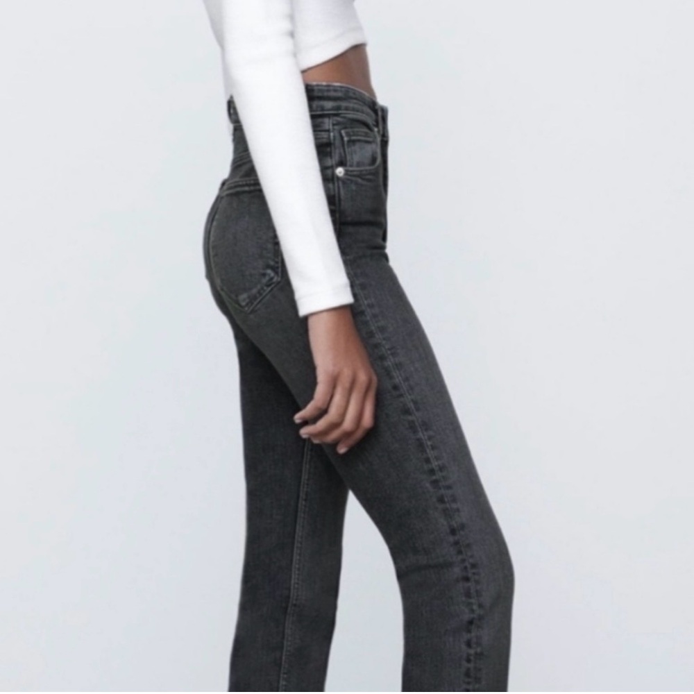 Zara Stylish black skinny jeans. Perfect for a chic look. Size 6